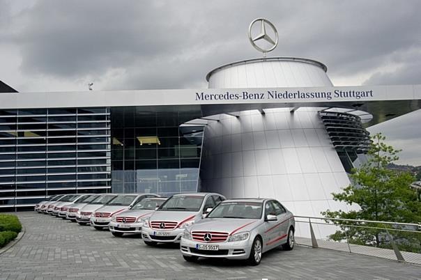 Die Mercedes-Benz Driving Academy startet in Stuttgart als Pilotprojekt die neu entwickelte Verkehrserziehungsinitiative RoadSense. Ihr Ziel ist, das Risiko von Jugendlichen im Straßenverkehr zu minimieren.